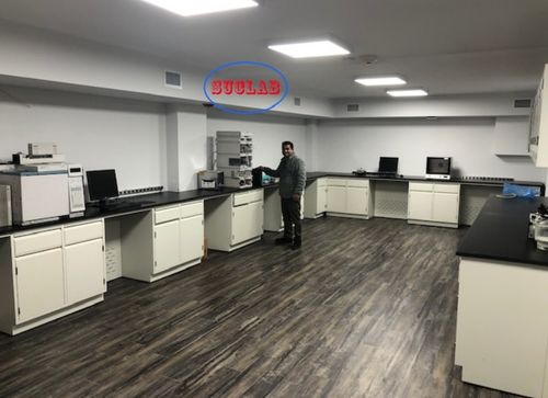 Последние новости компании о Специализированная белая высококачественная стальная лабораторная мебель с реактивными решениями для зарубежных рынков