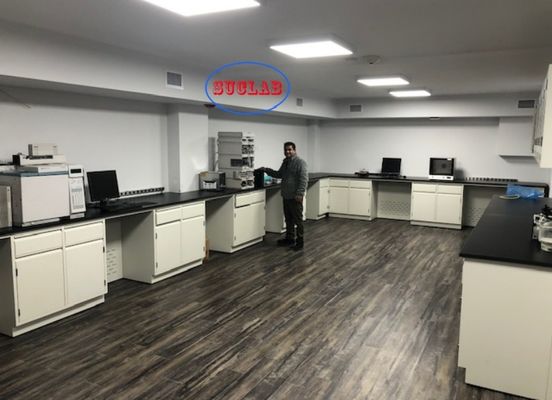 Хорошая цена Customized Corrosion-resistant and Acid and Alkali Resistant Chem Lab Workbench Maker with Safety Features онлайн